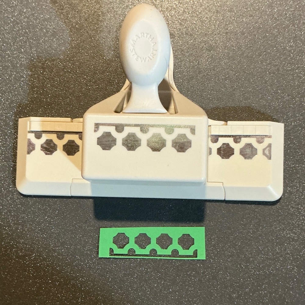 EK Success Martha Stewart Crafts  "Party Edge" or "Linked Trim" Paper Punch Edge